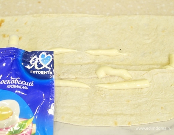 Пласт лаваша смажьте 2 ст. л. майонеза.