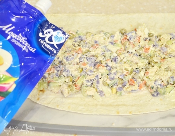 Выложите салат, отступив от краев пару сантиметров.