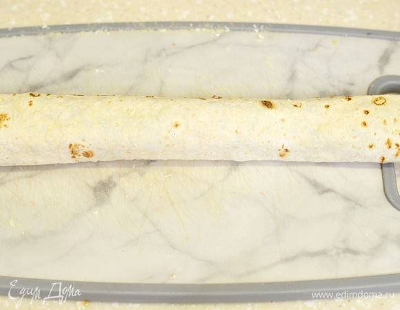 Сверните в плотный рулет и немного охладите.