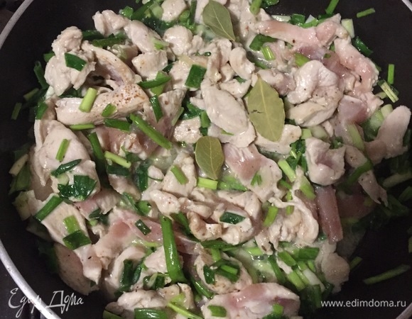 Выкладываем к курице нарезанный перьями зеленый лук и несколько лавровых листьев и тимьян.