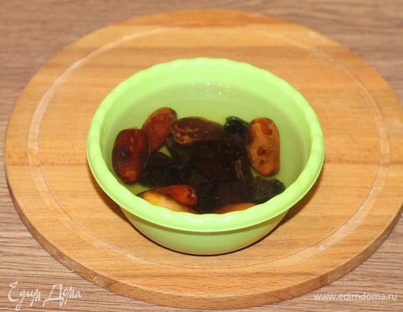 Чернослив б/к и финики б/к промываем и заливаем горячей водой. Когда вода остынет, откиньте сухофрукты на сито. Промокните бумажным полотенцем. Из фиников, если есть косточка, удалите и мелко нарежьте сухофрукты или измельчите блендером.