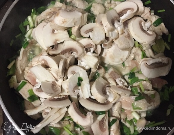 Далее выкладываем нарезанные шампиньоны.