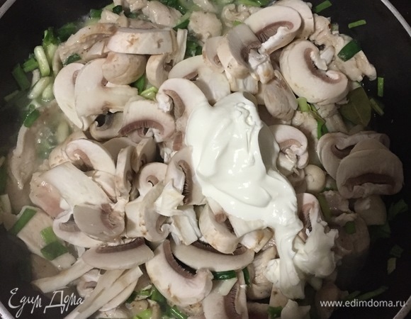 Кладем столовую ложку сметаны, столовую ложку муки, выливаем куриный бульон, кладем горчицу. Можно добавить немного нарезанной феты.