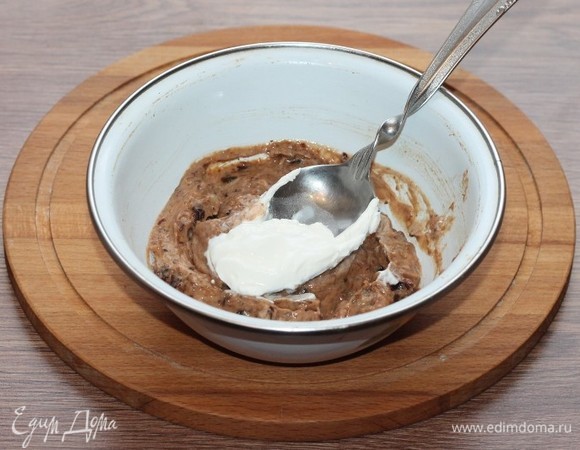 Добавьте цедру и сметану, перемешайте. Начинка готова! На вкус кисло-сладкая.