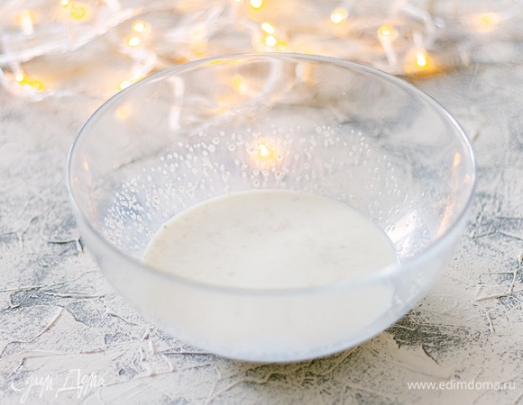 В теплое молоко всыпать дрожжи и сахар, перемешать и оставить на 5 минут.