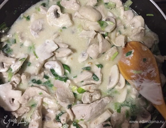 Все перемешиваем. Получается курица в соусе.