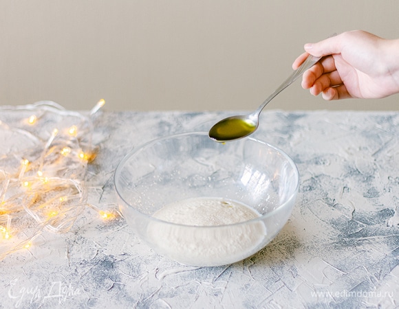 Влить оливковое масло.