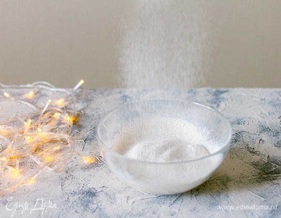 Добавить соль и муку.