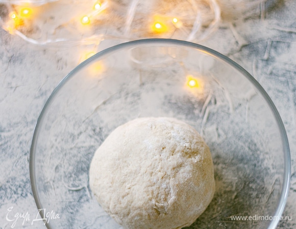 Замесить гладкое тесто. Накрыть полотенцем и оставить на час в теплом месте.