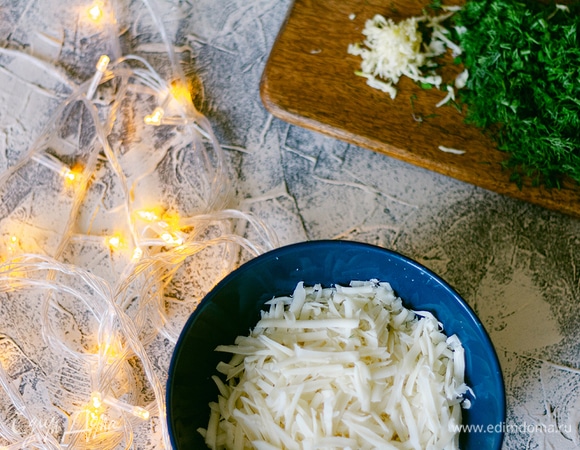 Сыр и чеснок натереть на мелкой терке, зелень мелко порубить, все перемешать.