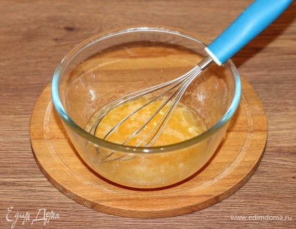 Приготовим тесто для блинов. Яйца взбейте венчиком с сахаром и солью.