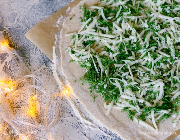 Выложить начинку ровным слоем.