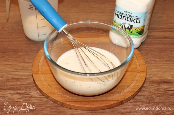 Добавьте половину молока и 1–2 ст. л. растительного масла.