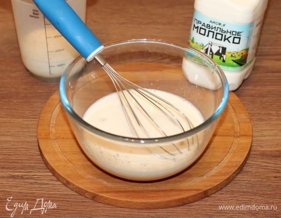 Добавьте половину молока и 1–2 ст. л. растительного масла.