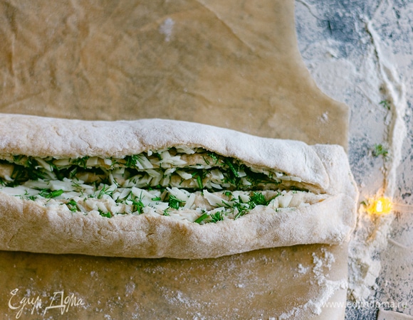 Разрезать его вдоль, отступив немного от края.