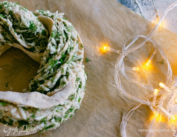 Перекрутить обе части теста жгутом начинкой наружу. Скрепить края теста друг с другом. Сформировать круглый венок. Поставить в теплое место на 20–30 минут подняться.