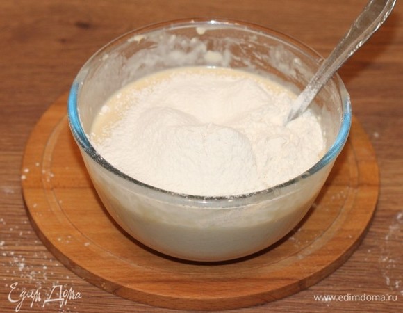 Вымешайте смесь до однородности или взбейте миксером. Оставьте на 10–15 минут. Выпекайте блины на раскаленной сковороде, смазанной растительным маслом. Маслом мазать только для первого блина.