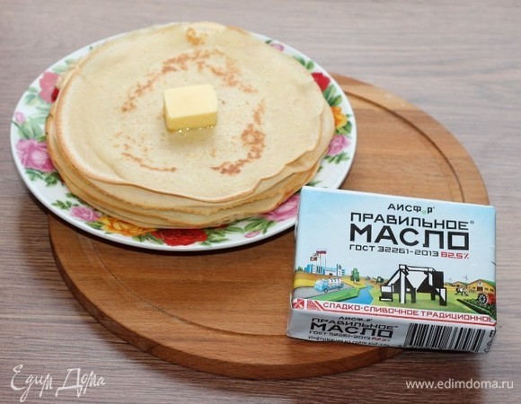 Испеченный блин выкладывайте на блюдо и смазывайте одну сторону сливочным маслом.