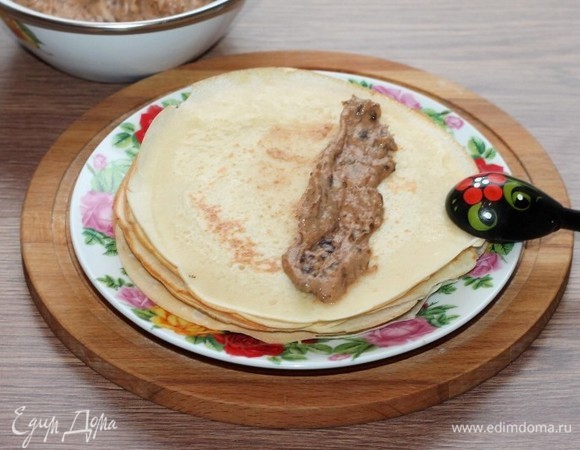 Затем кладем начинку.