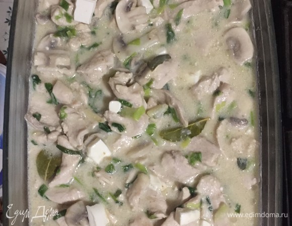 В разогретую духовку ставим емкость для запекания, чтобы она была горячей. Достаем ее, смазываем маслом, выкладываем полученную массу.