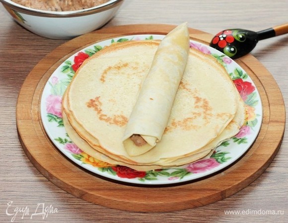 Сворачиваем блин трубочкой.