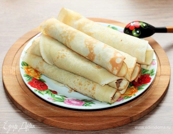 Подаем блинные трубочки горячими.