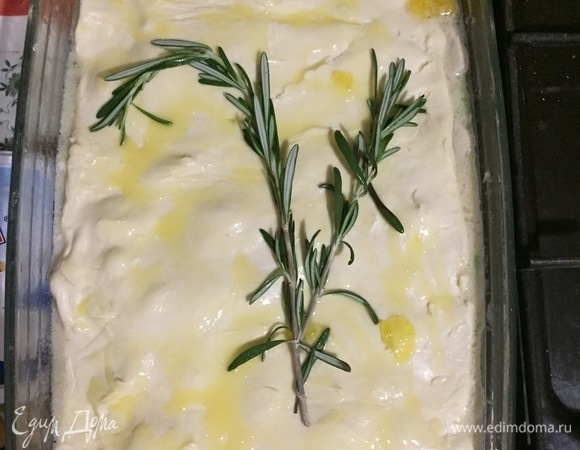 Раскатываем тесто, кладем его сверху, края загибаем, смазываем желтком. Сверху в тесто втыкаем веточки розмарина. Ставим в духовку и запекаем до готовности теста. 20–25 минут при 180°C или 15 минут при 200°C.