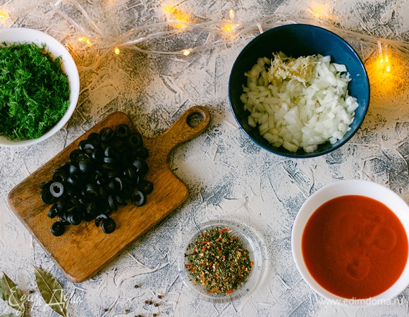 Подготовьте ингредиенты для соуса. Маслины нарежьте кружочками, укроп, лук и чеснок мелко порубите.