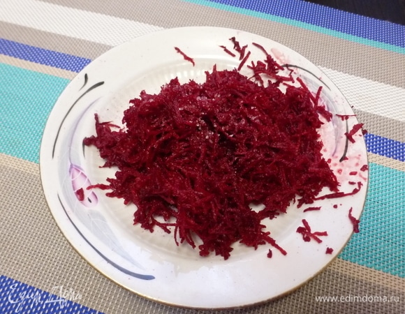 Подготовить продукты для гравлакса. У меня был хвост форели, который я филетировала. Получилось два филе. В оригинальном рецепте филе оставляют на коже, но я рыбу не собираюсь закапывать на берегу, поэтому для удобства делаю чистое филе, чтобы сразу нарезала и на стол. Свеклу натереть на мелкой терке, слегка посолить, чтобы она пустила сок. Свеклы много не нужно, она играет в большей степени декоративную роль. В интернете есть рецепты и с сырой, и с вареной свеклой. Особой разницы я не заметила, последние разы готовлю с сырой. Но свекла должна быть сладкой, вкусной и сочной! Обязательно попробуйте ее на вкус!