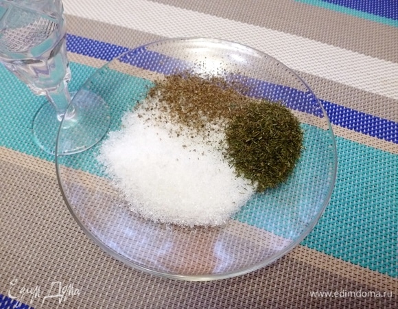 Смешать соль, сахар, перец, укроп в миске. Влить водку. Соль лучше взять покрупней. Почти во всех рецептах встречается свежий укроп вместо сухого. И так же часто хозяйки сетуют, что свежий укроп закисает на рыбе. Я стала последнее время использовать сухой именно по этой причине. Укроп у меня домашний, очень ароматный и с ним гравлакс получается не менее вкусным.