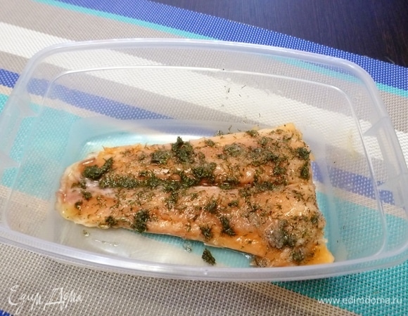 Получившейся массой смазать куски рыбы.