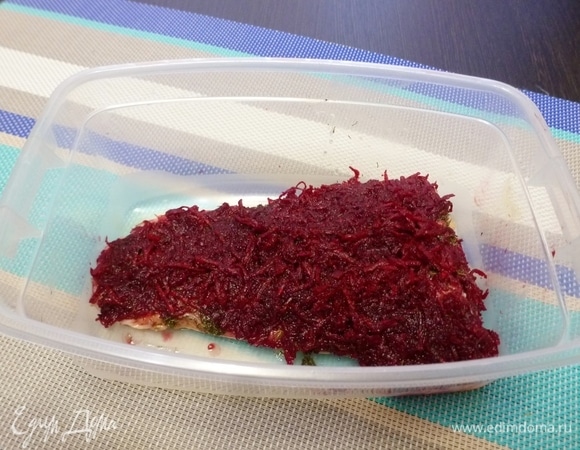 Сверху кладем слой свеклы. Придавить ее поплотнее к рыбе.