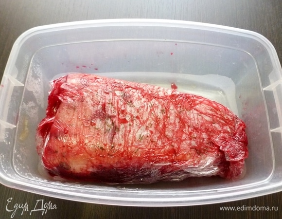 Таким образом поступить с обоими кусками рыбы. Сложить их вместе со свекольной массой внутрь. Плотно обмотать пищевой пленкой и отправить на засолку в холодильник на 1–2 суток (смотреть по толщине кусков). Часов через 7–10 перевернуть сверток на другую сторону.
