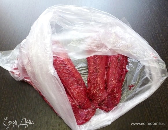 Достать рыбу, убрать слой свеклы. Промокнуть бумажным полотенцем. Для удобства нарезки советую пласт рыбы подморозить в морозилке и нарезать наискосок тонкими ломтиками.