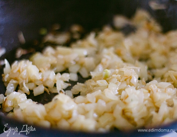 Лук и чеснок обжарьте на небольшом количестве растительного масла.