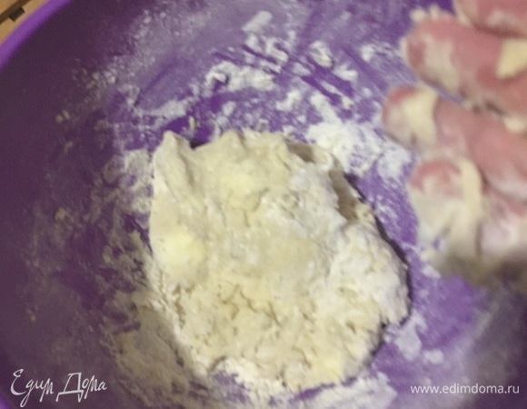 Натрите сыр и разделите его на две равные части. Замесите тесто из одной части сыра, муки, сливочного масла, 1 белка, соли и 2 ст. л. воды. Заверните тесто в пленку и уберите в холодильник на 1 час.
