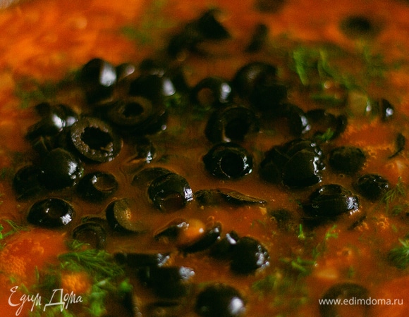 Добавьте маслины и укроп. Тушите еще 2–3 минуты, помешивая.