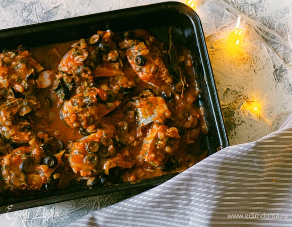 Рыбу посолите по вкусу, но учтите, что соус тоже соленый. Выложите на противень рыбу и залейте соусом.