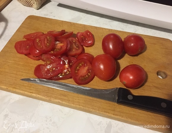 Подготовьте помидоры: вымойте, нарежьте кружочками.