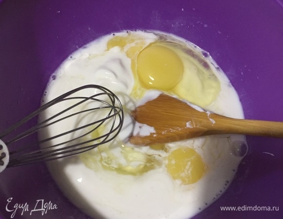 Далее взбейте блендером сметану и сливки, добавьте яйца и оставшийся желток. Положите травы, которые нравятся: петрушку, укроп (или можно любые другие). Я клала еще и тимьян. Посолить по вкусу. Вмешайте в заливку оставшийся тертый сыр.