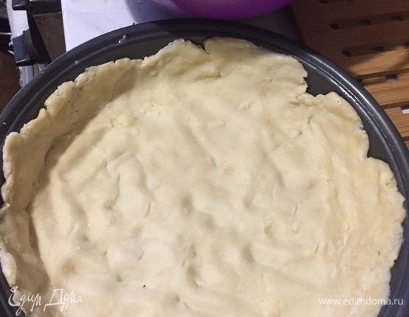 Тесто раскатала. Выложить тесто в форму для запекания (не забудьте сделать бортик).