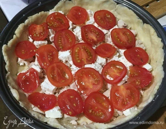 Уложите слоями курицу, помидоры, сливочный сыр и залейте смесью. Если бортики получились высокими, делаем второй слой начинки. Сверху положите помидорчики.