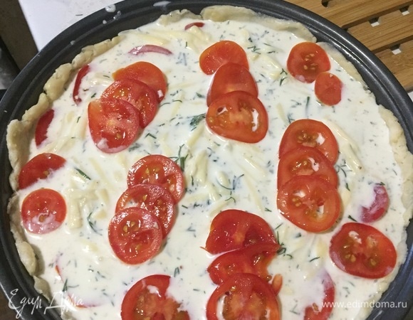 Запекать в разогретой до 200°C духовке около 35 минут, после оставьте пирог в духовке еще на несколько минут. Тесто получается хрустящим и очень ароматным! Приятного аппетита!