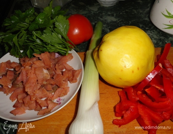 Подготовьте все нужные продукты. Рыбу нужно почистить и нарезать небольшими кусочками.