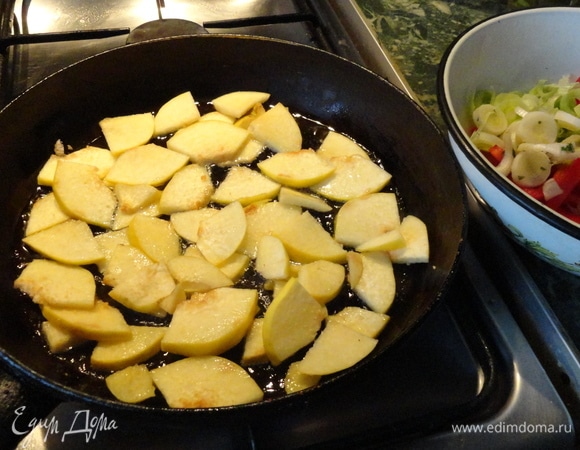 Айву нарежьте дольками, удалив семена. Обжарьте ее слегка на разогретом растительном масле.