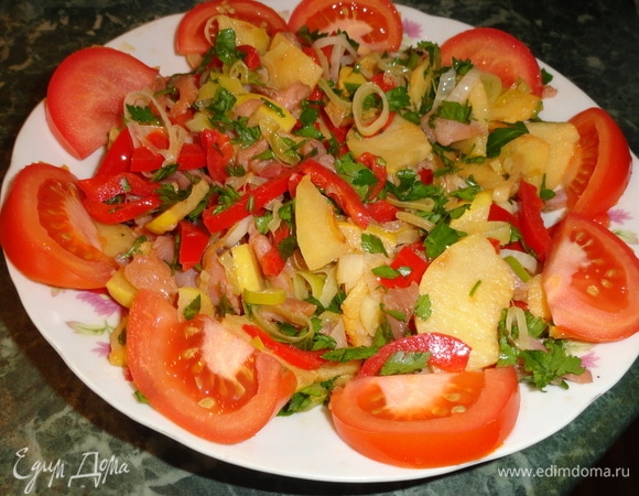 Украсьте салат свежими томатами и подавайте на стол. Сочетание хрустящей сладковатой айвы и пряной рыбы никого не оставит равнодушным!