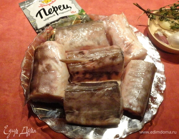 Рыбу нарежьте на крупные куски, натрите солью и свежемолотым перцем. Если не любите острое, то перец использовать необязательно.