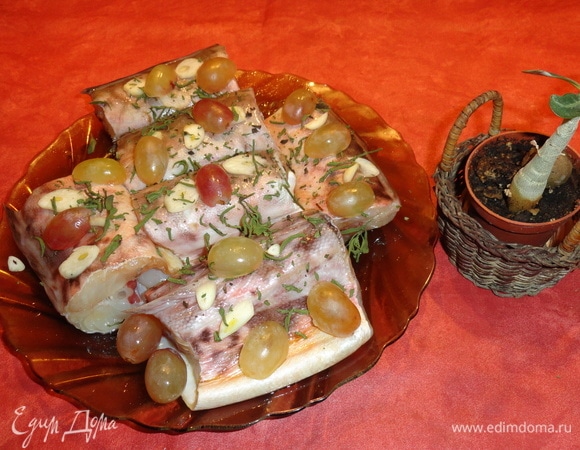 Несколько виноградин положите на рыбу. Затем тарелку поместите в микроволновку на 7–10 минут, включите на полную мощность.