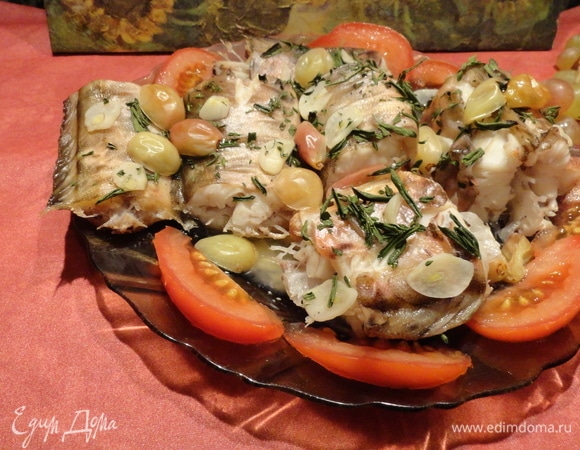 Украсьте рыбу свежим помидорчиком и можете подавать на стол! Это настоящий праздник вкуса! Рыбка получается нежная, диетическая, а вкус у нее просто потрясающий!