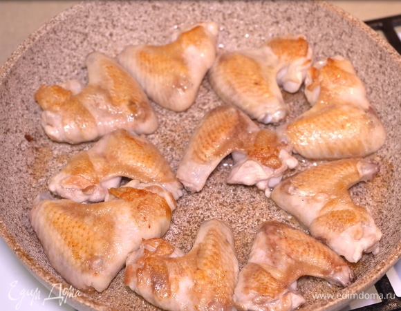 Теперь обжариваем их с двух сторон до золотистой корочки в разогретой сковороде с добавлением небольшого количества растительного масла.
